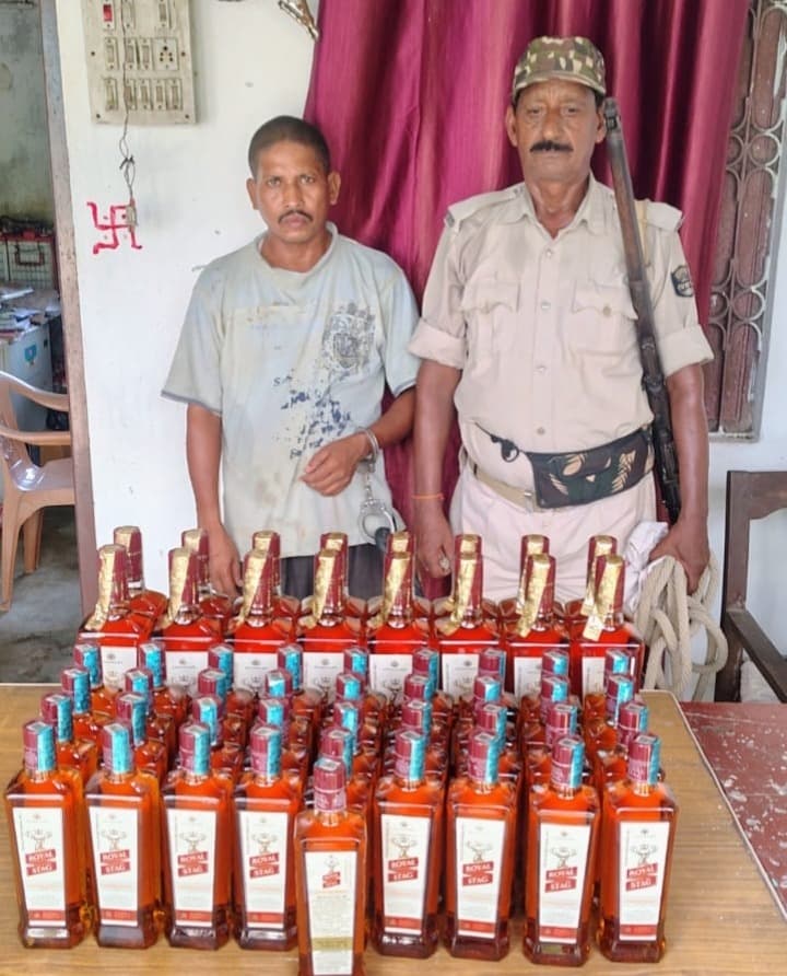 25.875 लीटर शराब के साथ तस्कर गिरफ्तार