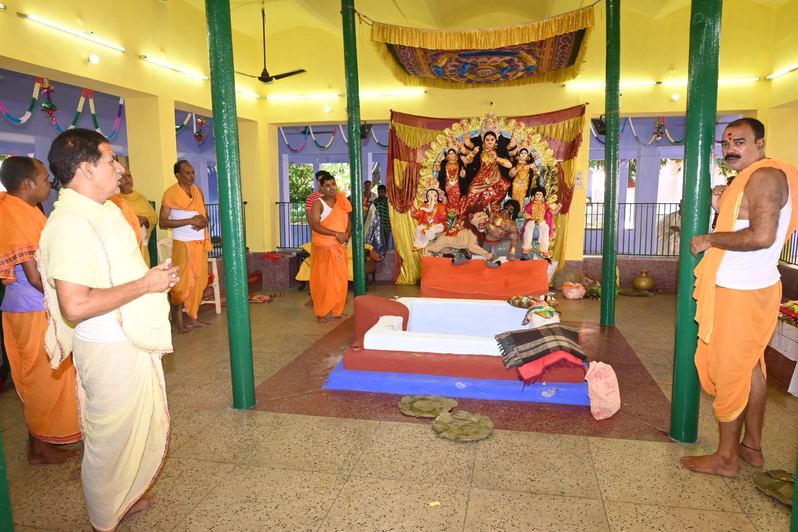 Deoghar news : नवरात्र के तीसरे दिन हुई देवी चंद्रघंटा की पूजा, बाबा मंदिर और पूजा मंडपों में गूंजे मां के जयकारे