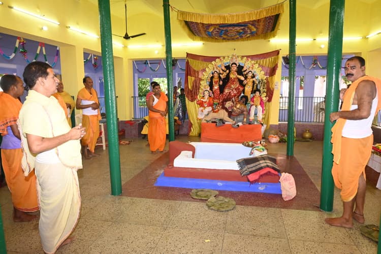 Deoghar news : नवरात्र के तीसरे दिन हुई देवी चंद्रघंटा की पूजा, बाबा मंदिर और पूजा मंडपों में गूंजे मां के जयकारे