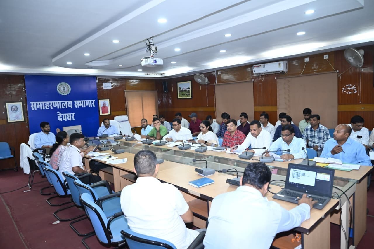 Deoghar news : लंबित आवास जल्द पूरा करें, मनरेगा से अधिक लोगों को जोड़ें : डीडीसी