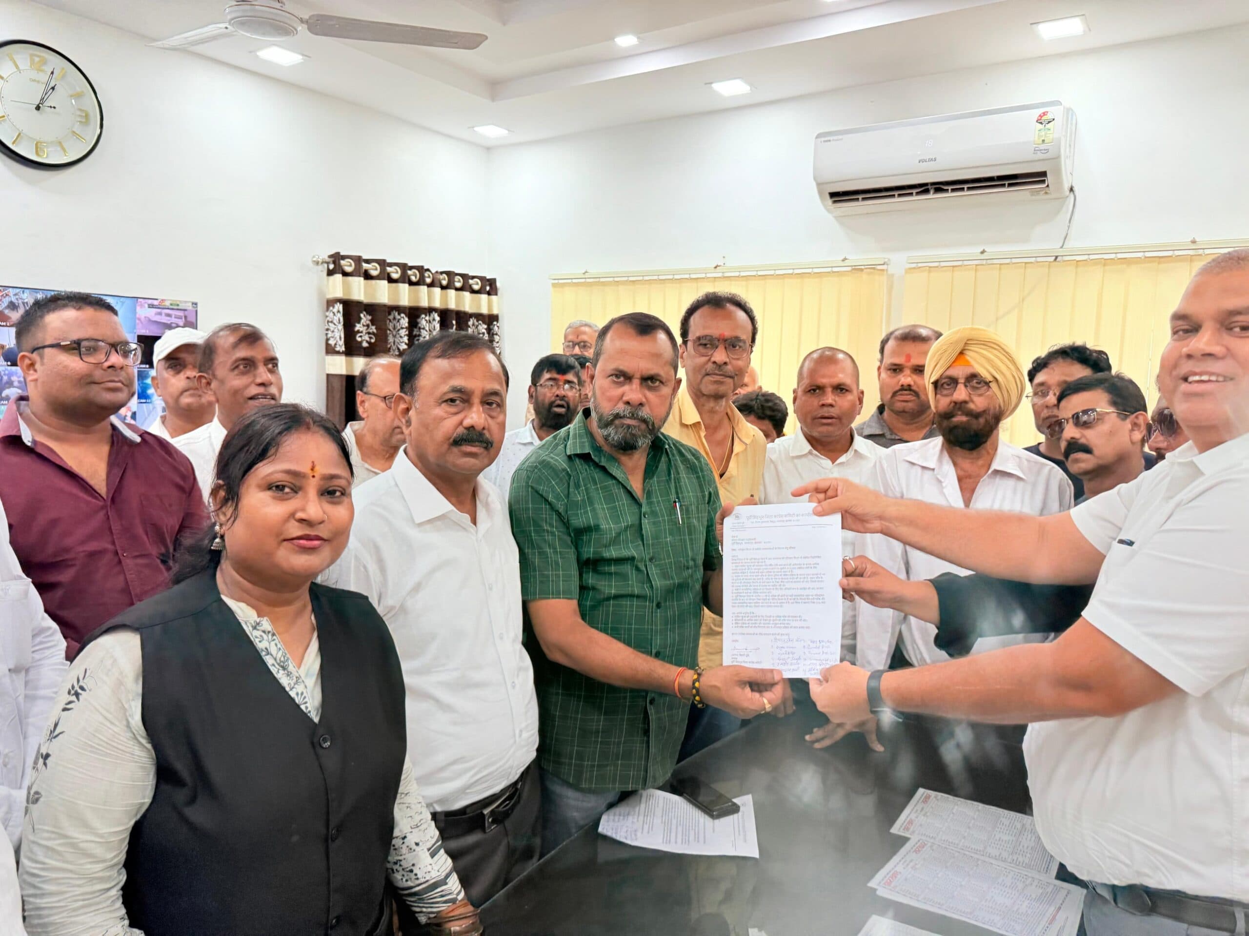 Jamshedpur news. ट्रैफिक समस्या दूर करने को लेकर डीटीओ और ट्रैफिक डीएसपी से मिले कांग्रेसी