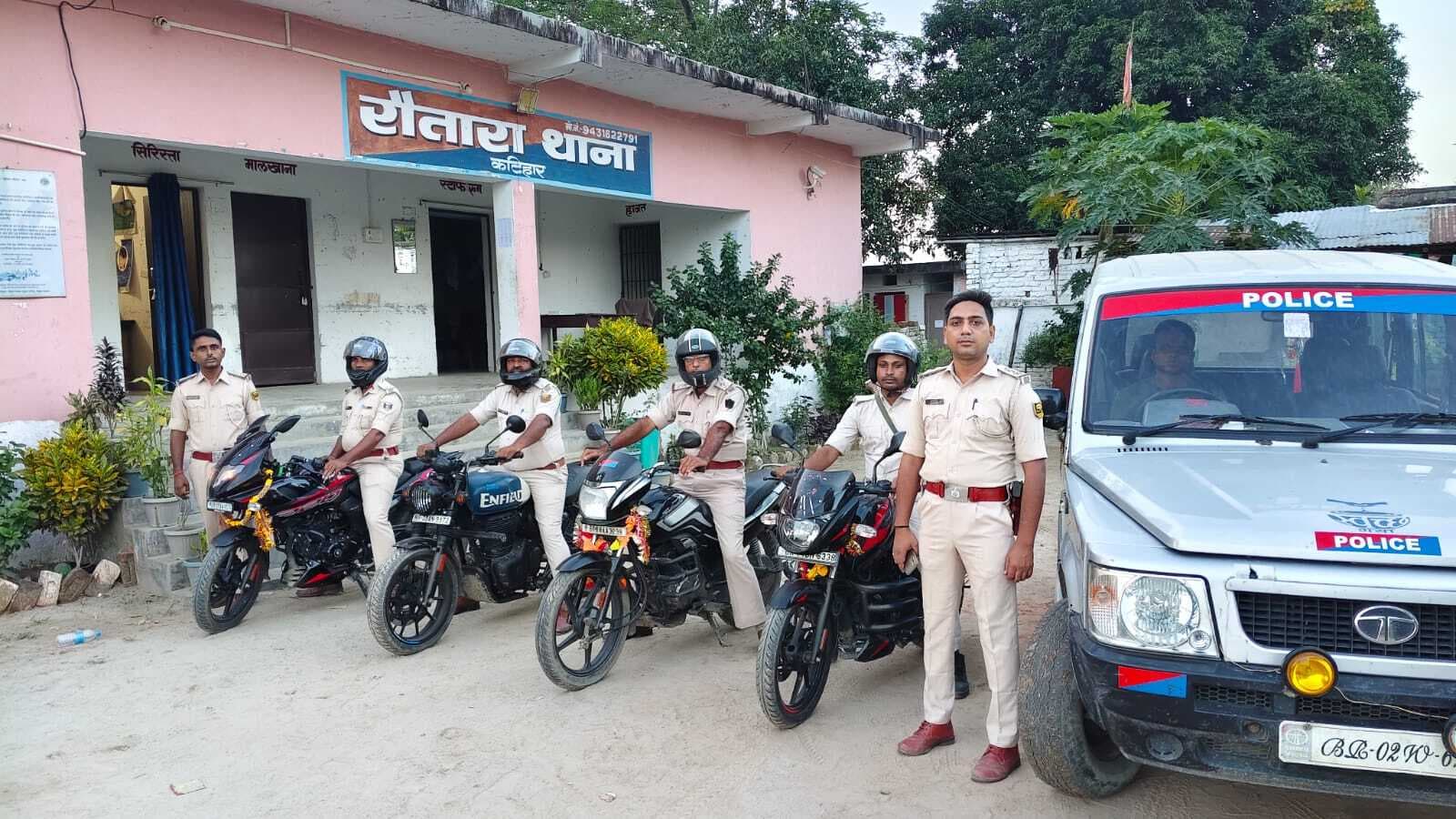 रौतारा पुलिस ने किया फ्लैग मार्च, दुर्गा पूजा में उपद्रवियों पर कसेगा शिकंजा