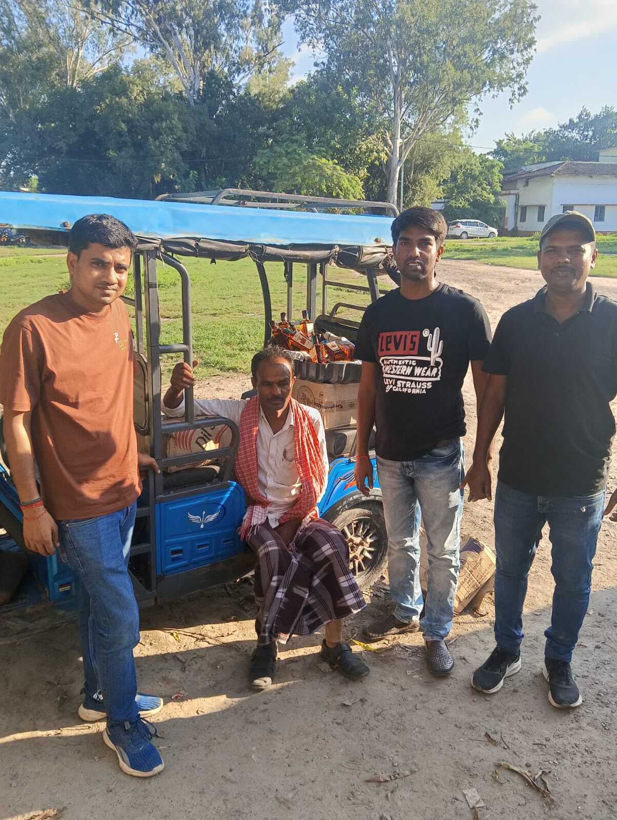 ई-रिक्शा से 70.100 लीटर विदेशी शराब बरामद, तीन गिरफ्तार