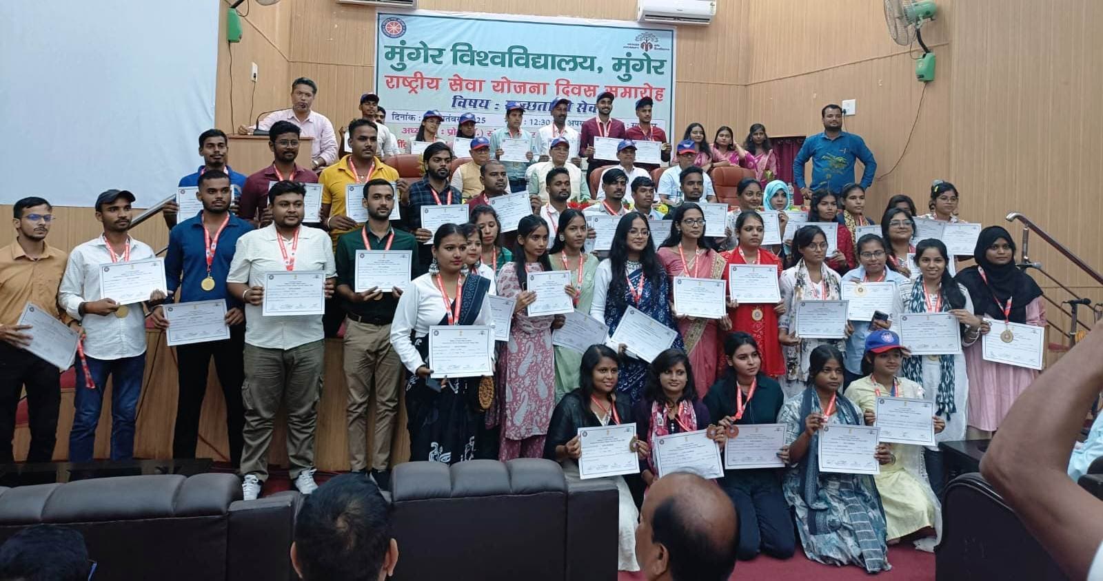 विद्यार्थी भविष्य के निर्माता, स्वंय के साथ दूसरों को करें सजग : कुलपति