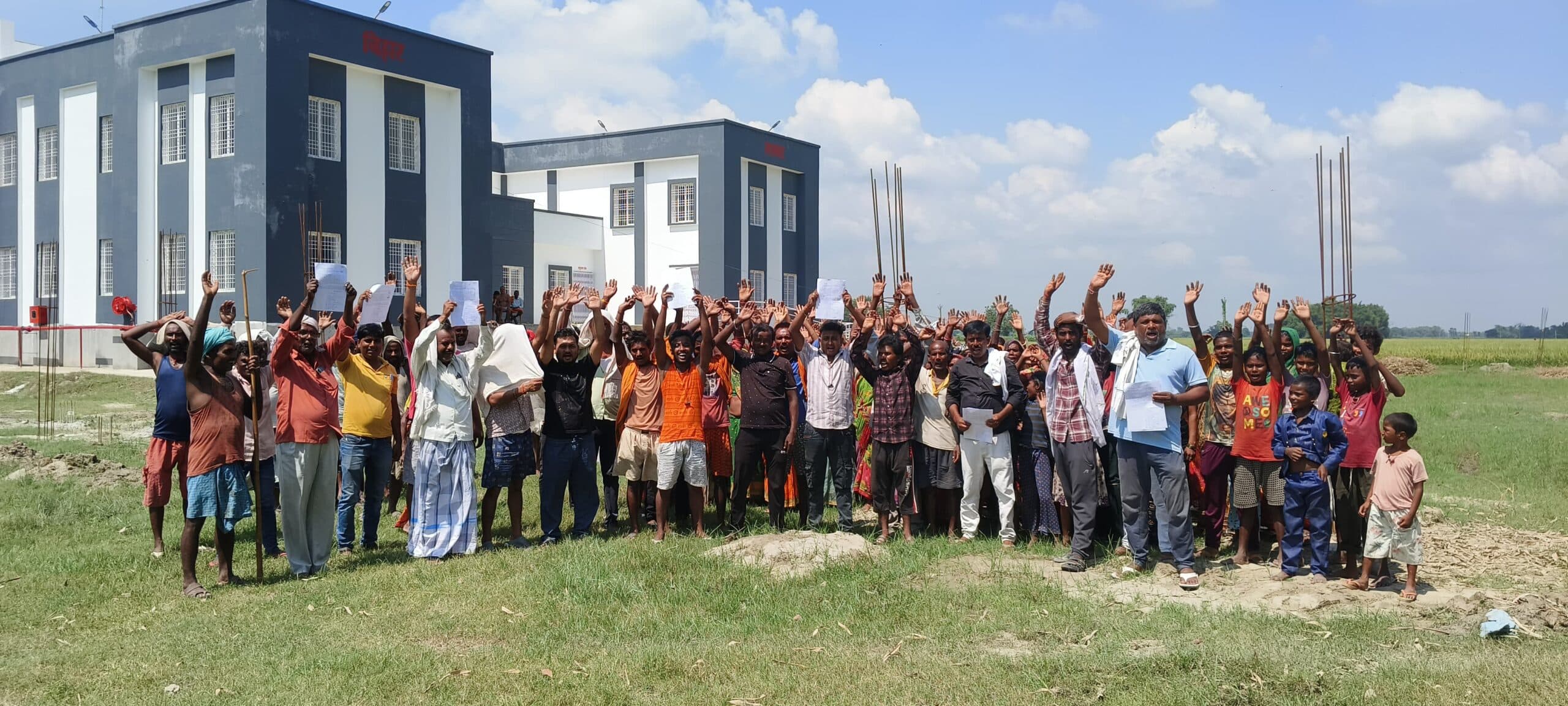 बिजली बोर्ड निर्माण का ग्रामीणों ने किया विरोध