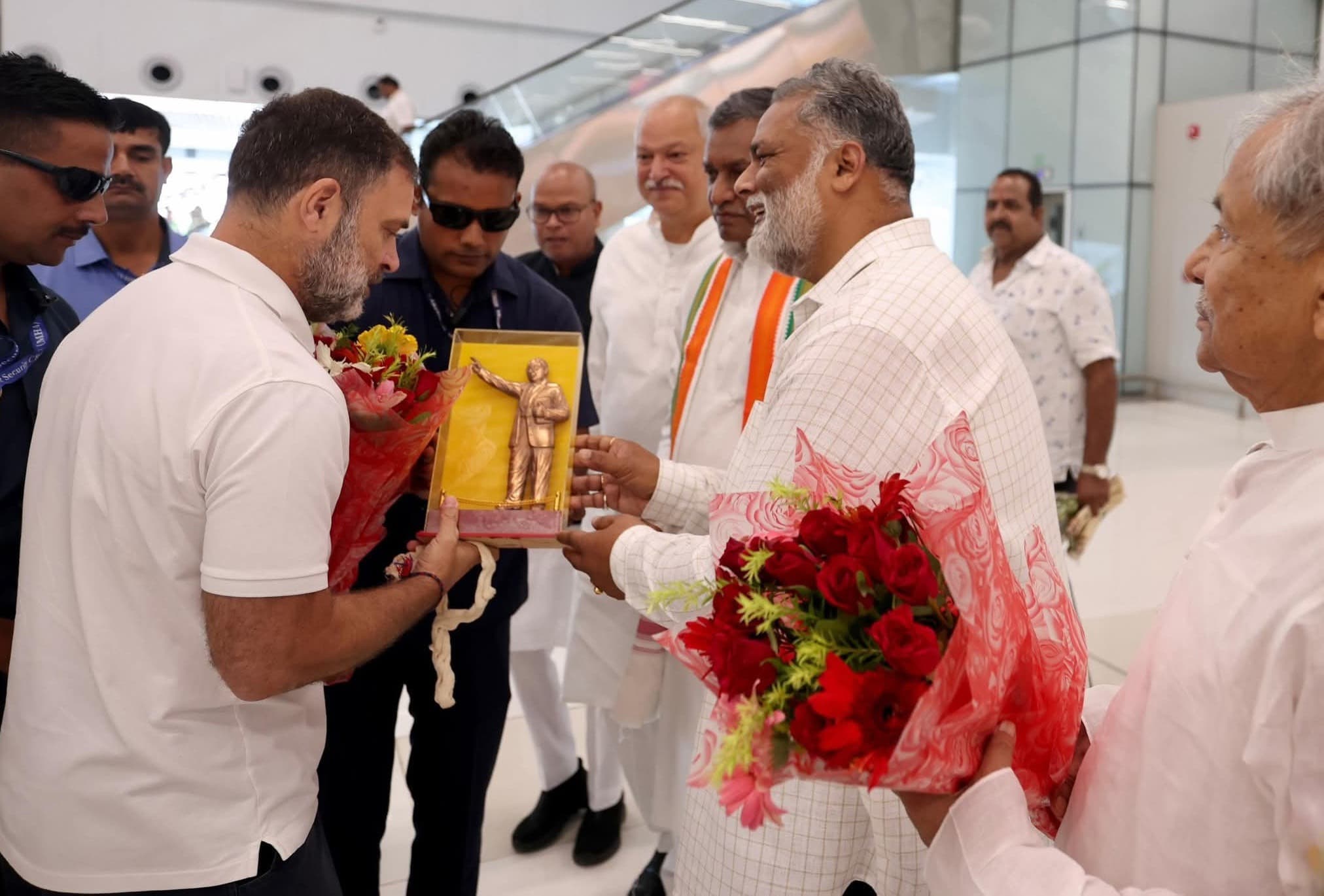 सांसद ने स्मृति चिह्न देकर राहुल गांधी का किया स्वागत