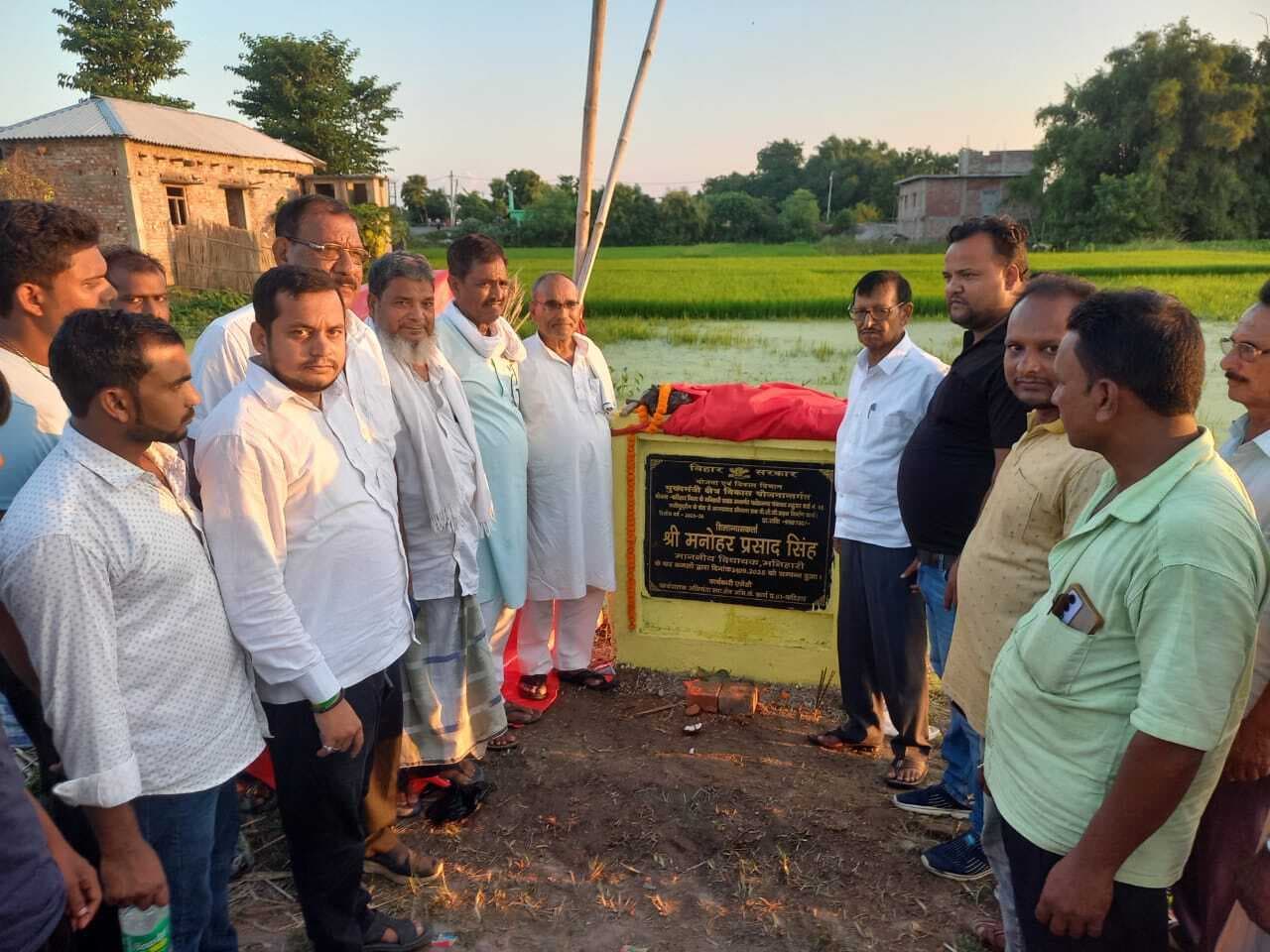 विधायक ने महुअर में किया सड़क का शिलान्यास