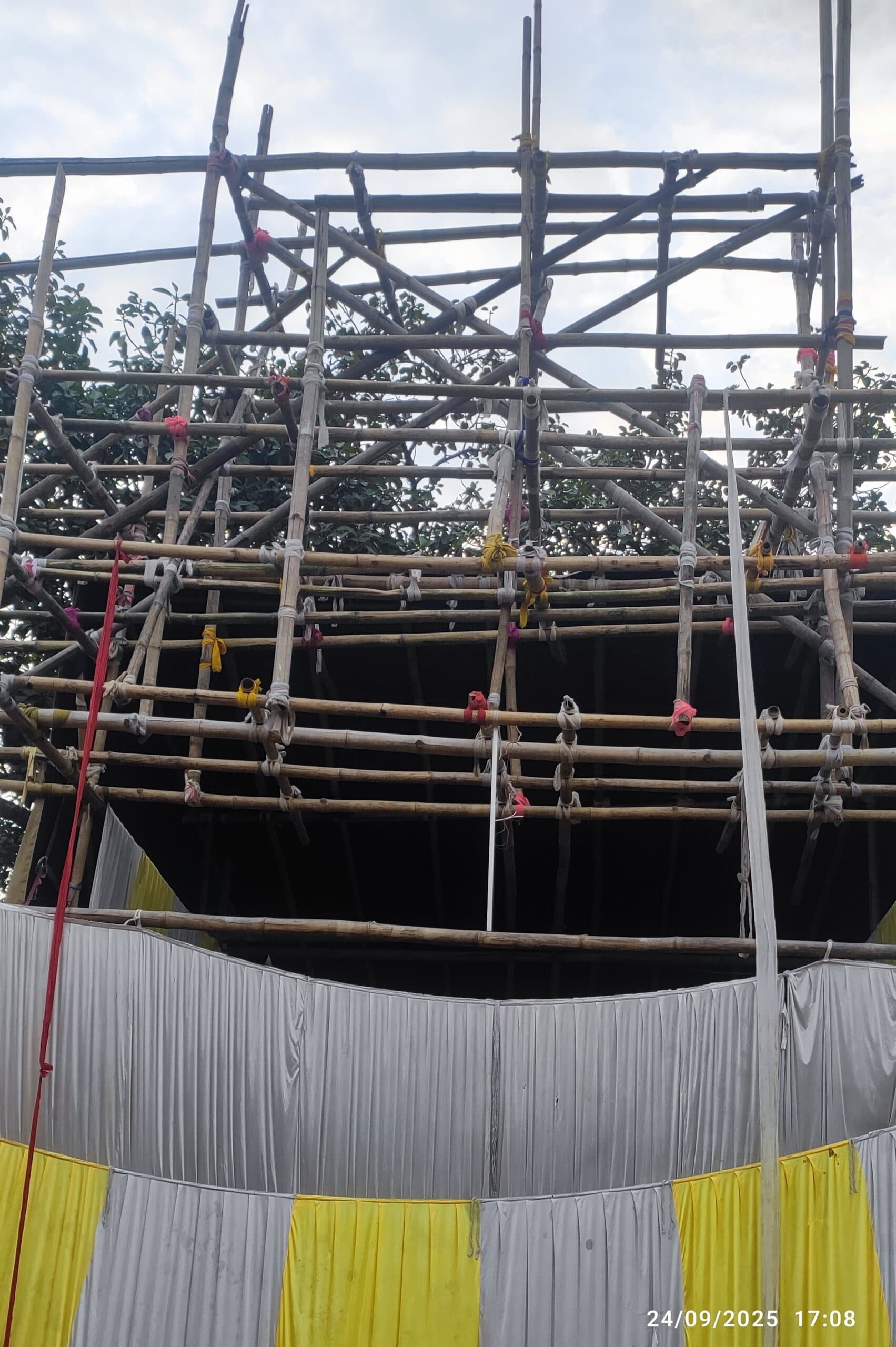 पंडालों का निर्माण अंतिम चरण में, पूजा के लिए लाइसेंस लेना अनिवार्य