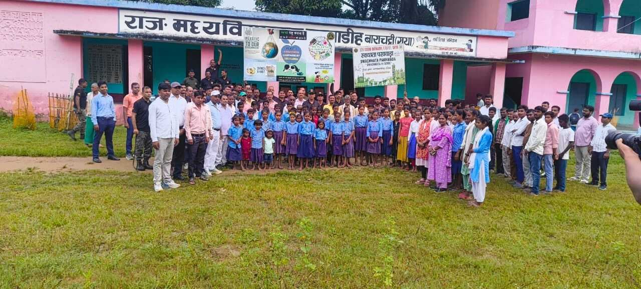 कोबरा बटालियन की ओर से चलाया गया सफाई अभियान