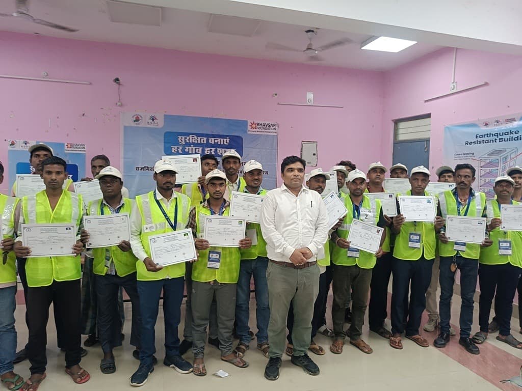 प्रशिक्षण के बाद राजमिस्त्रियों को मिला प्रमाण-पत्र