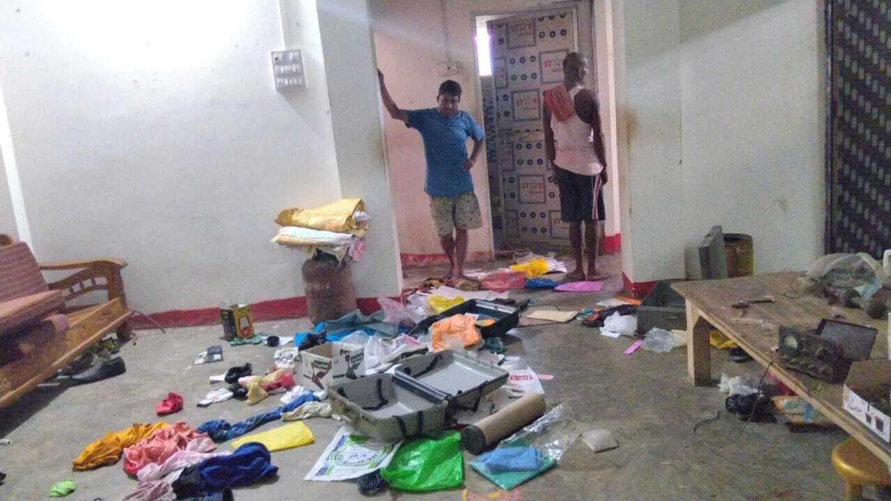 अज्ञात चोरों ने बंद घर में सेंधमारी कर लाखों के जेवरात समेत अन्य सामानों की चोरी की