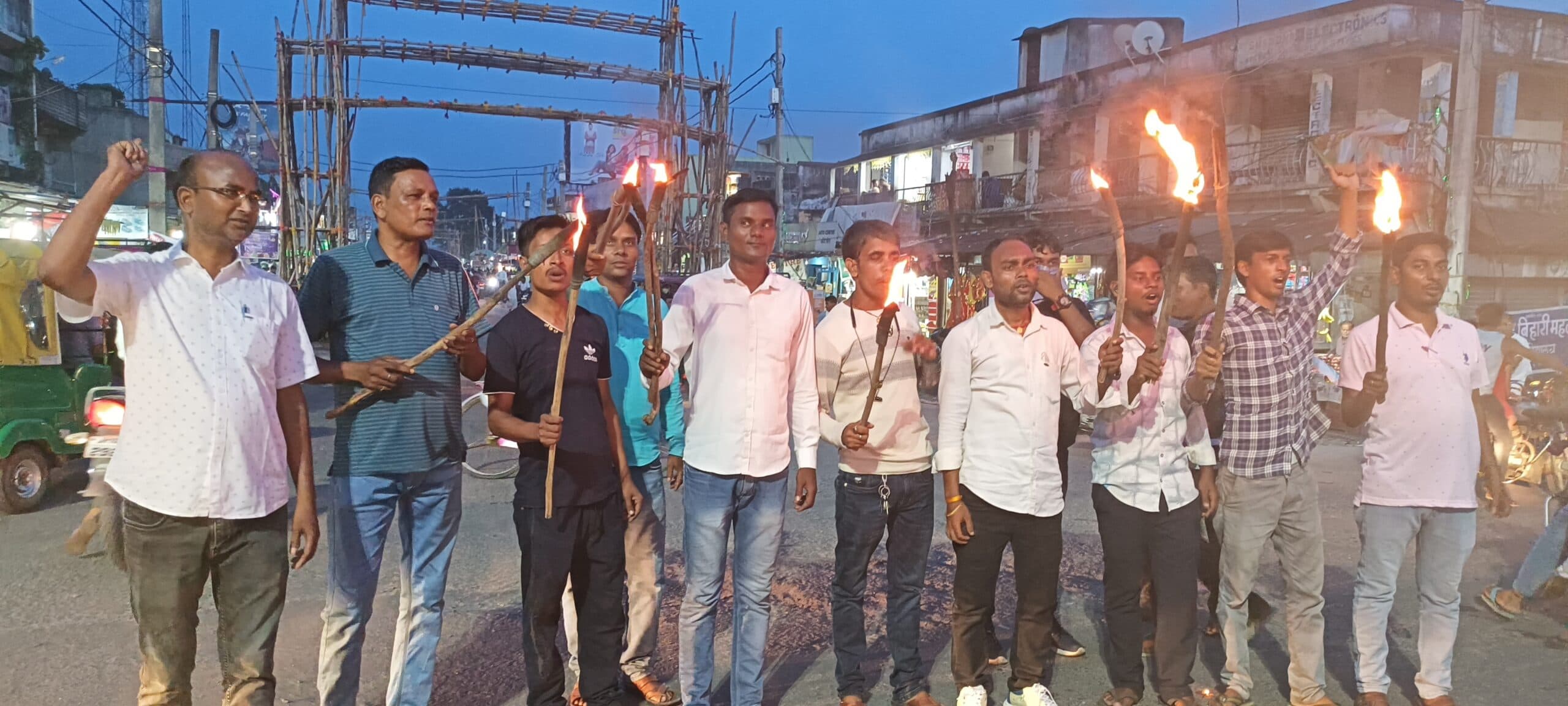 Dhanbad News: बलियापुर में बिजली संकट को ले निकाला मशाल जुलूस