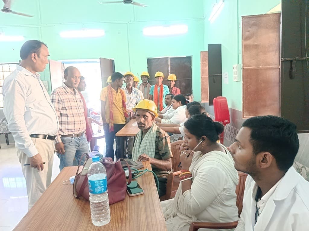 ट्राइसम भवन धोरैया में स्वच्छता दूतों के स्वास्थ्य की हुई जांच