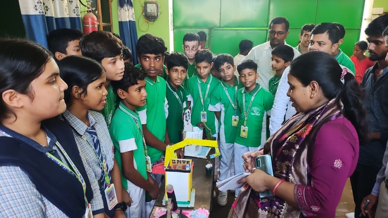 चित्र प्रदर्शनी में विकसित भारत व बिहार के विकास की गाथा जीवंत हुई