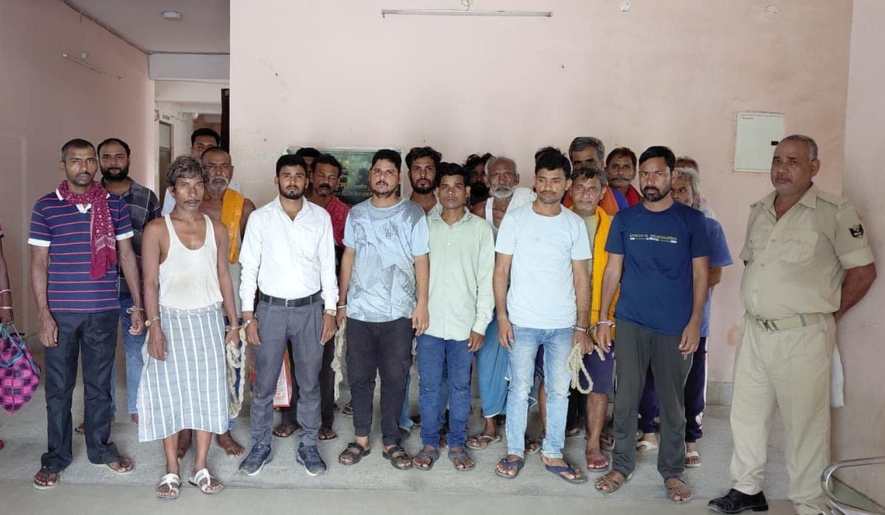 44 लीटर शराब के साथ चार तस्कर व 20 नशे में धुत लोगों को किया गिरफ्तार