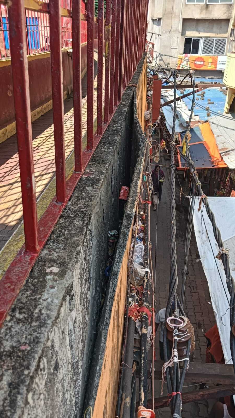 Deoghar news : दुर्गा आश्रम के पास फुटओवर ब्रिज जर्जर, श्रद्धालुओं की सुरक्षा पर खतरा