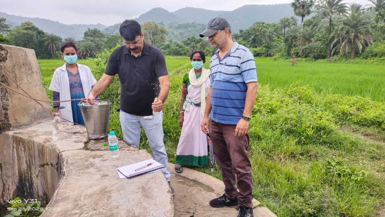 Jamshedpur news. पटमदा के ढोलकोचा गांव में डायरिया के नये 12 मरीज मिले, टीम पहुंची, पानी के नमूने लिए