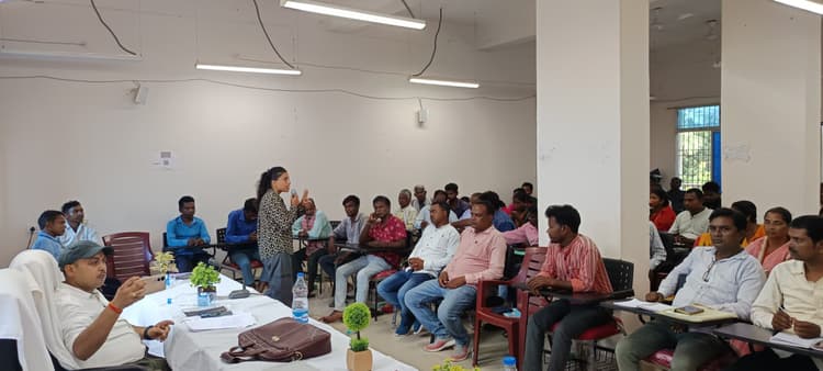 आदि कर्मयोगी योजना की बैठक में ग्राम विकास योजना पर चर्चा