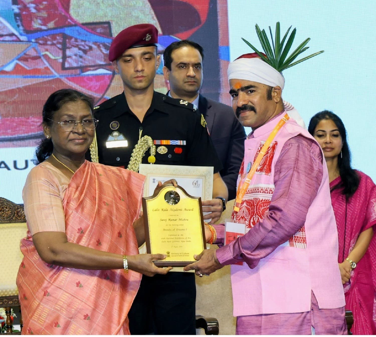 Bokaro News : राष्ट्रपति ने किया बोकारो के अंतरराष्ट्रीय चित्रकार सरोज को सम्मानित