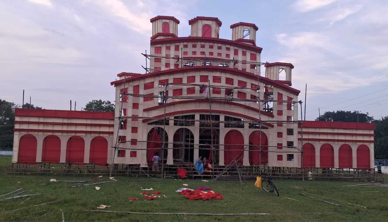 मां दक्षिणेश्वर काली मंदिर की तर्ज पर चित्तरंजन में बन रहा पंडाल