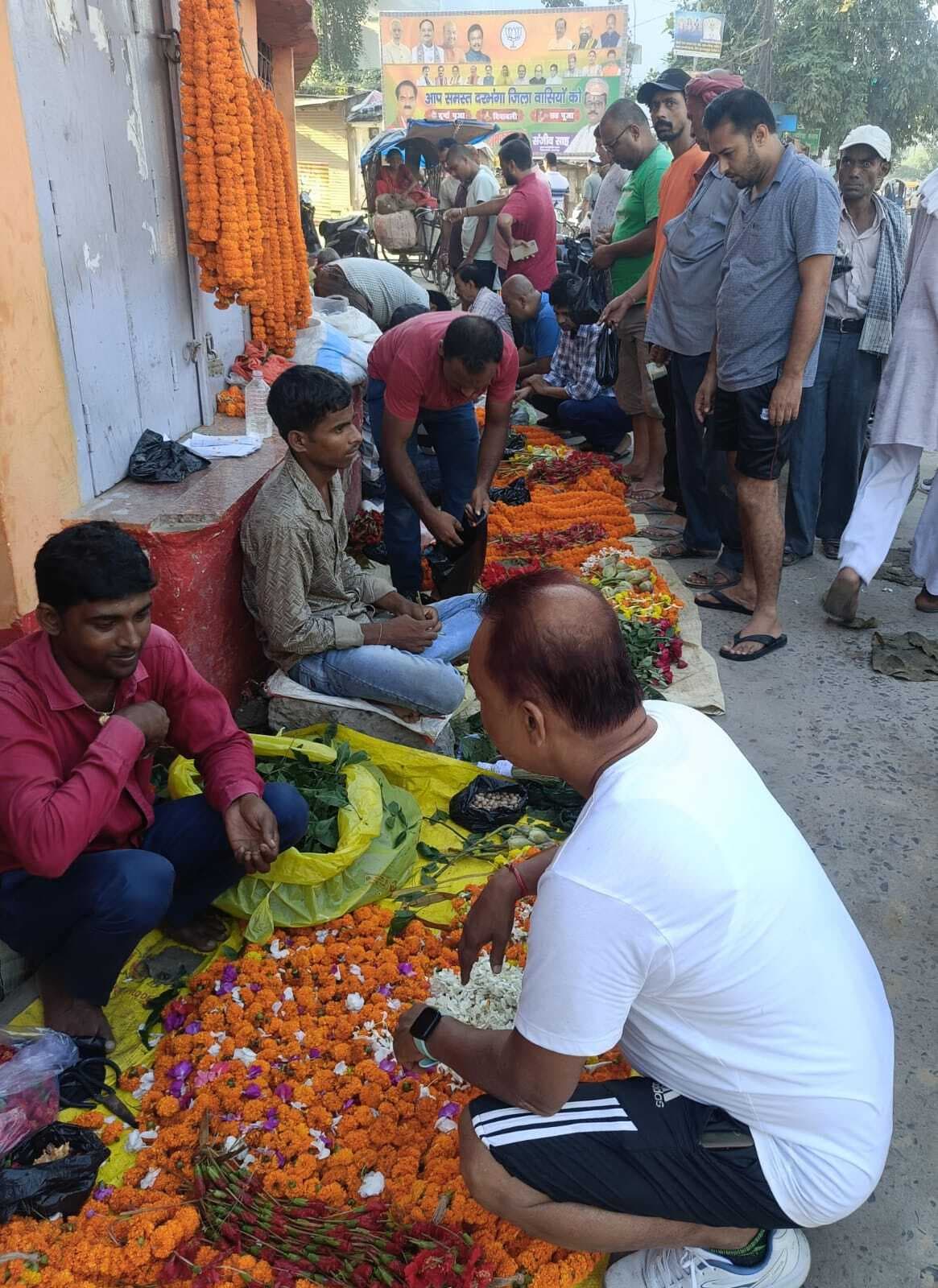 Darbhanga News: शक्ति की अधिष्ठात्री देवी दुर्गा के रंग में रंगा पूरा श्रद्धालु समाज