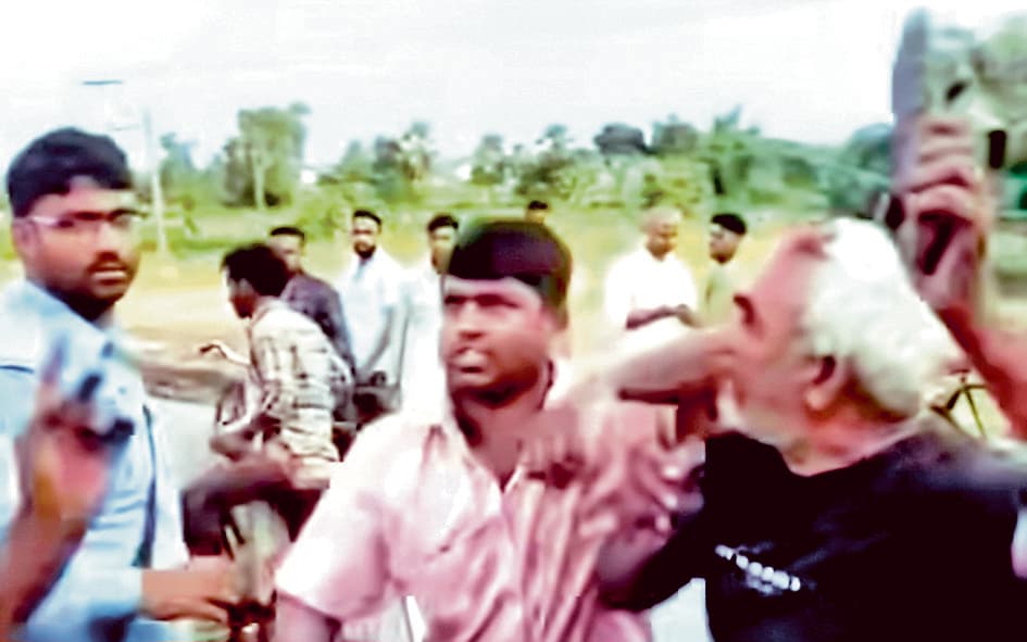 बुदबुद : वसूली के आरोपी सिविक वॉलंटियर को ट्रक चालक ने पीटा, वीडियो वायरल