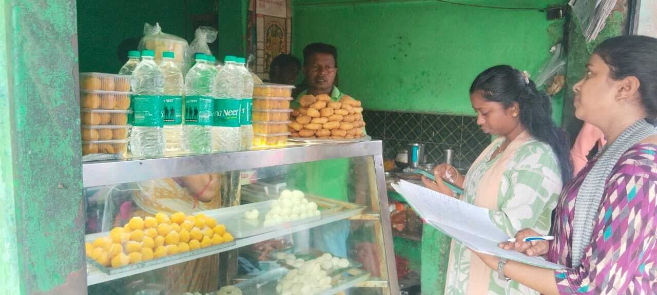 फूड सेप्टी की टीम ने मिठाई दुकानों का किया निरीक्षण, मिली खामियां