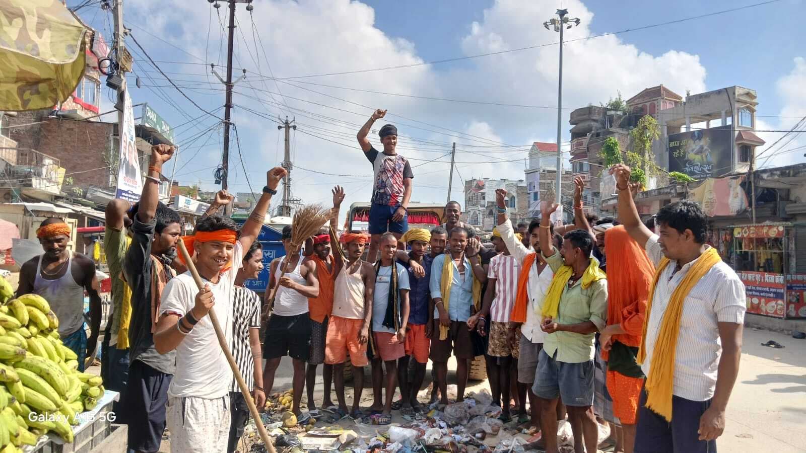 सफाई कर्मियों को नहीं मिला वेतन, काम बंद कर किया विरोध प्रदर्शन