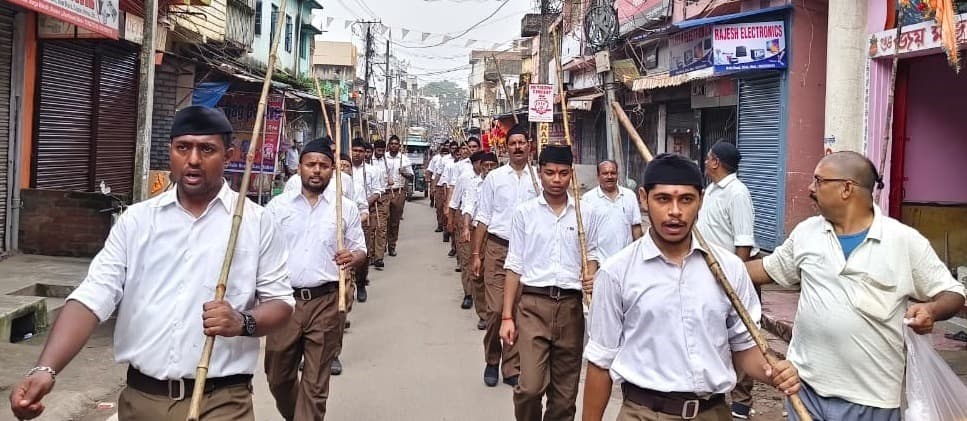 Bokaro News : बोकारो महानगर के विभिन्न बस्तियों में शस्त्र पूजन, चास में पथ संचलन