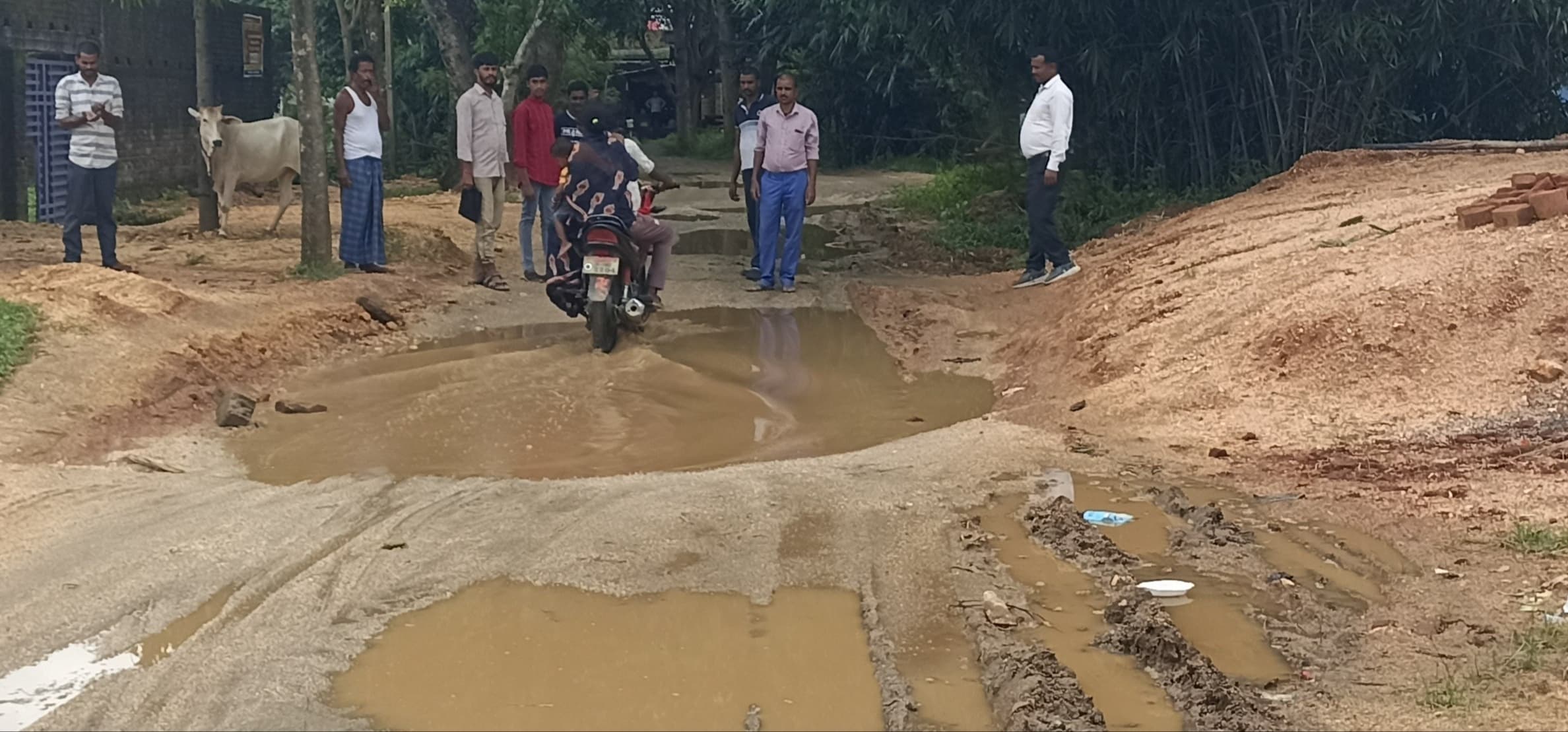 Giridih News :सड़क जर्जर रहने से लोगों को आवागमन में परेशानी