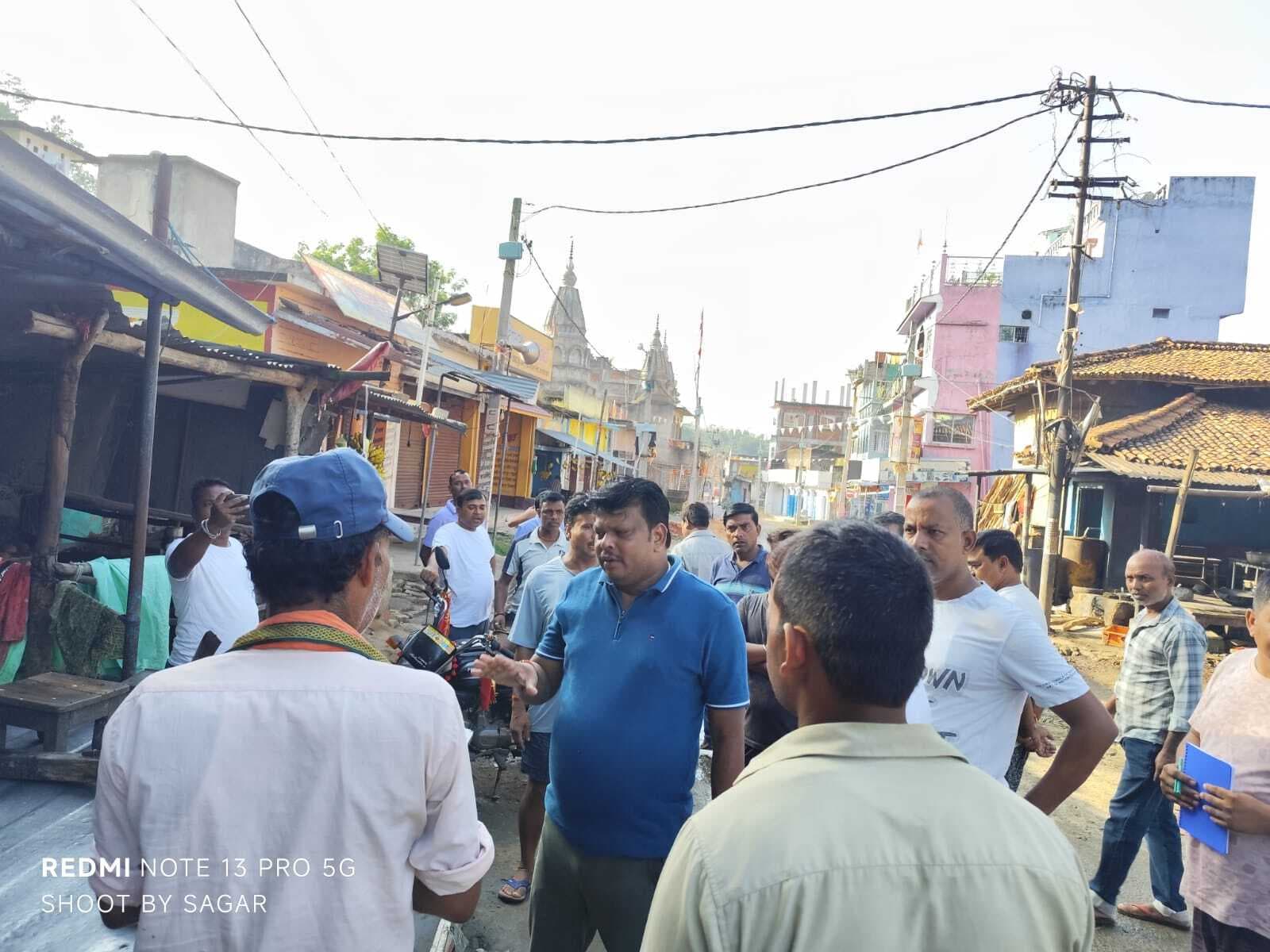 Giridih News :सड़क पर पानी बहाने वालों को सीओ ने दी चेतावनी