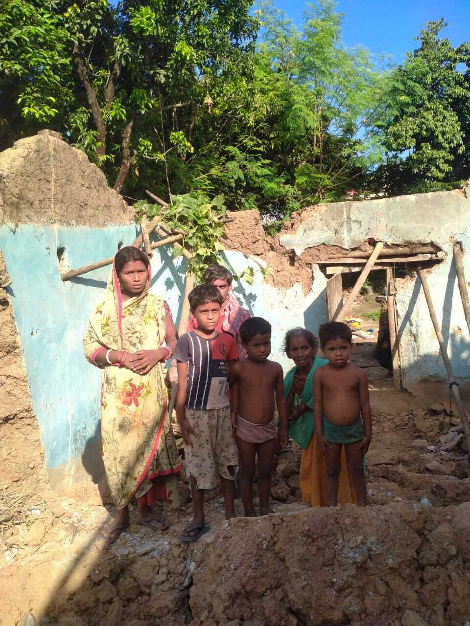 मंगलहाट में जर्जर मिट्टी का घर धराशायी, बाल-बाल बचे लोग