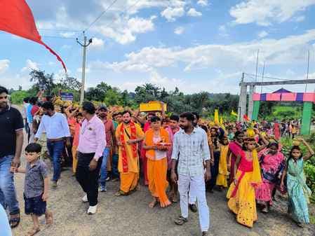 पोड़ैयाहाट के बक्सरा में भव्य कलश शोभायात्रा निकली