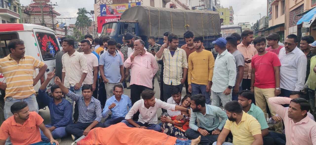 Giridih News :तेज रफ्तार ट्रक की चपेट में आने से छात्र की मौत, रोड जाम