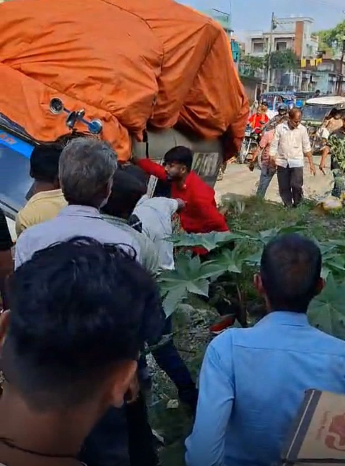 Giridih News :नाले में घुसा यात्रियों से भरा वाहन