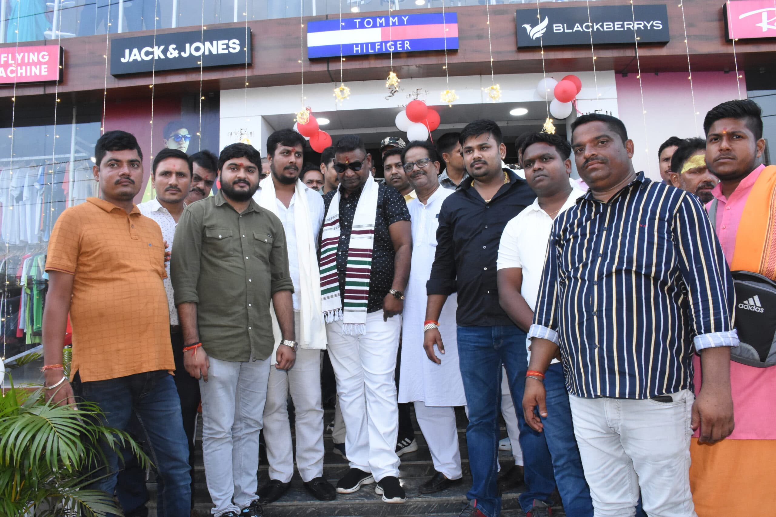 Dhanbad News: पूर्व मंत्री सत्यानंद भोक्ता ने किया फैक्ट्री आउटलेट शोरूम का उद्घाटन