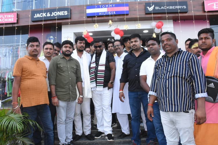 Dhanbad News: पूर्व मंत्री सत्यानंद भोक्ता ने किया फैक्ट्री आउटलेट शोरूम का उद्घाटन
