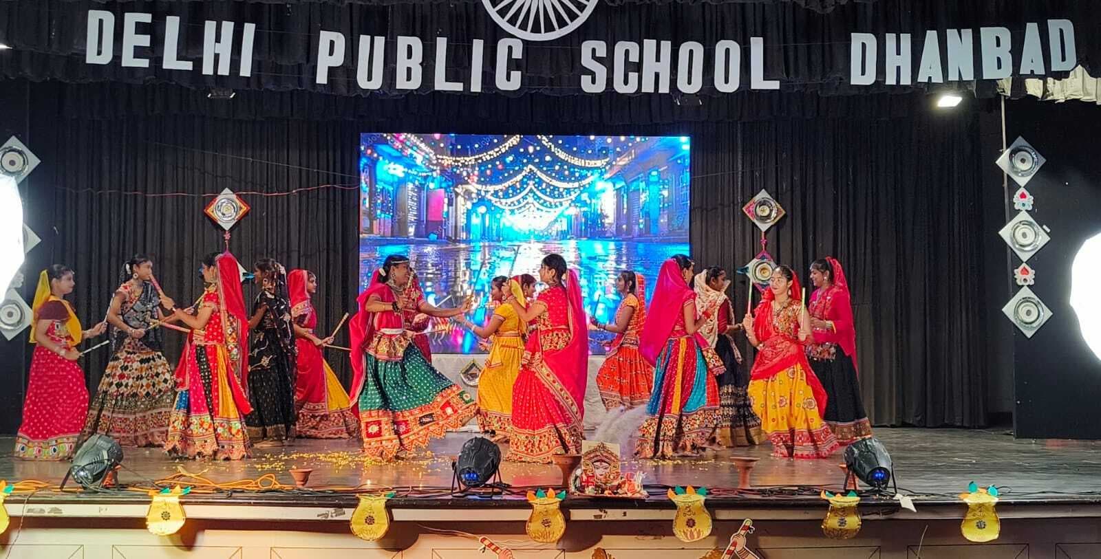Dhanbad News: आइआइटी, एसएसएलएनटी और दिल्ली पब्लिक स्कूल में डांडिया का नाइट का आयोजन