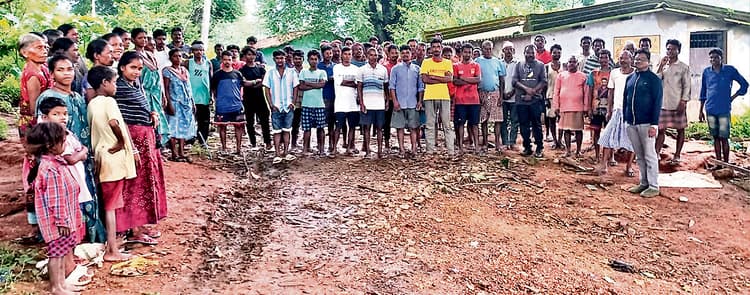 Chaibasa News : पीएचसी का रास्ता खराब, नहीं आते डॉक्टर और नर्स, मंत्री का आवास घेरने की तैयारी में ग्रामीण