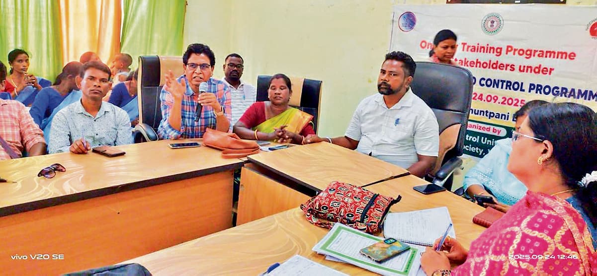 Chaibasa News : खूंटपानी प्रखंड परिसर में मुखिया एवं जल सहिया को तंबाकू निषेध का दिया गया प्रशिक्षण