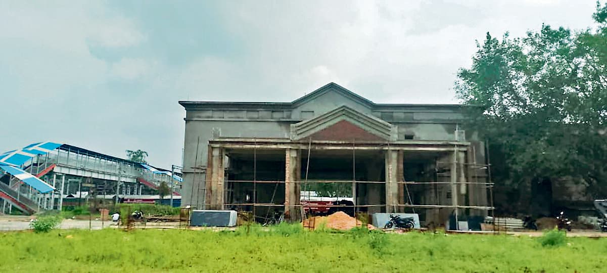 Chaibasa News : एयरपोर्ट की तर्ज पर चक्रधरपुर में बन रहा स्टेशन भवन : चौधरी