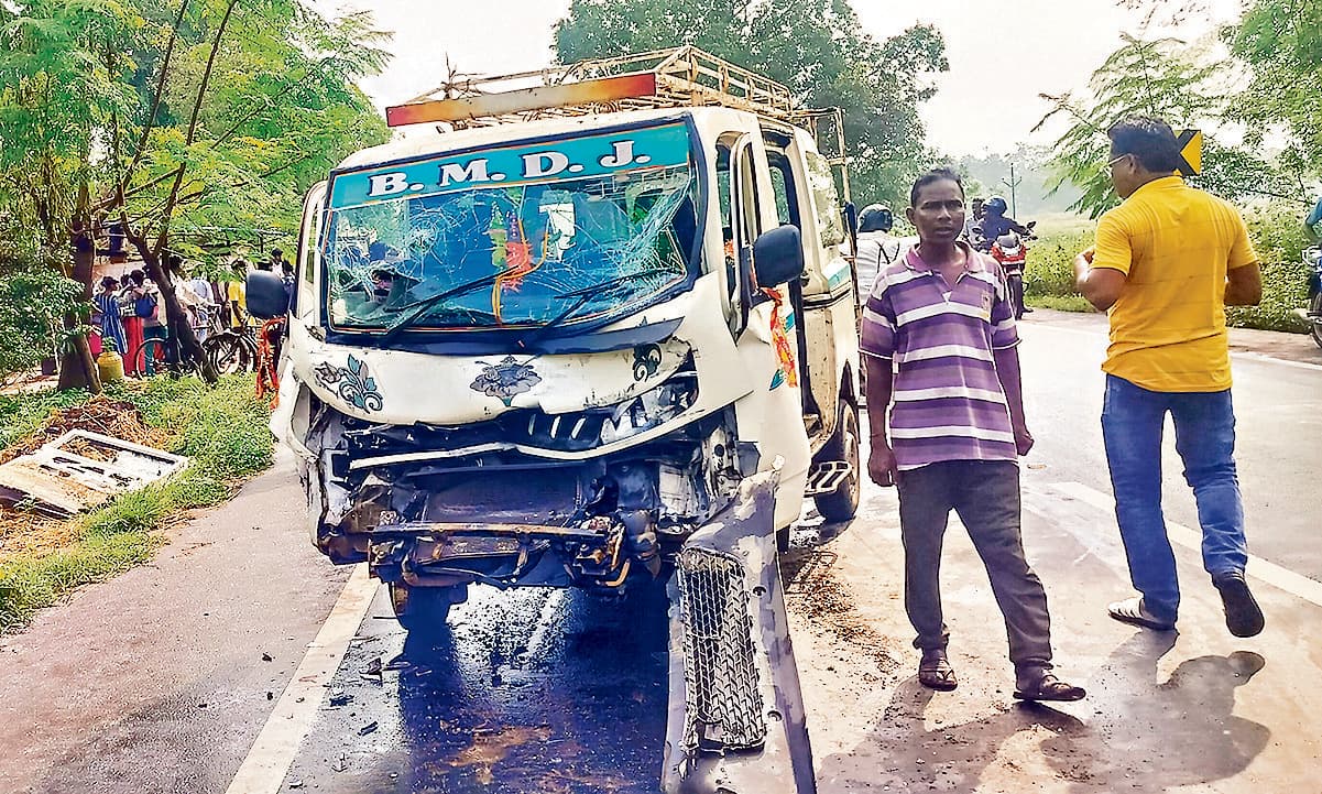 Seraikela Kharsawan News : हाता-चाईबासा मार्ग पर यात्री वाहन और बल्कर में भिड़ंत, बच्चा समेत आठ घायल