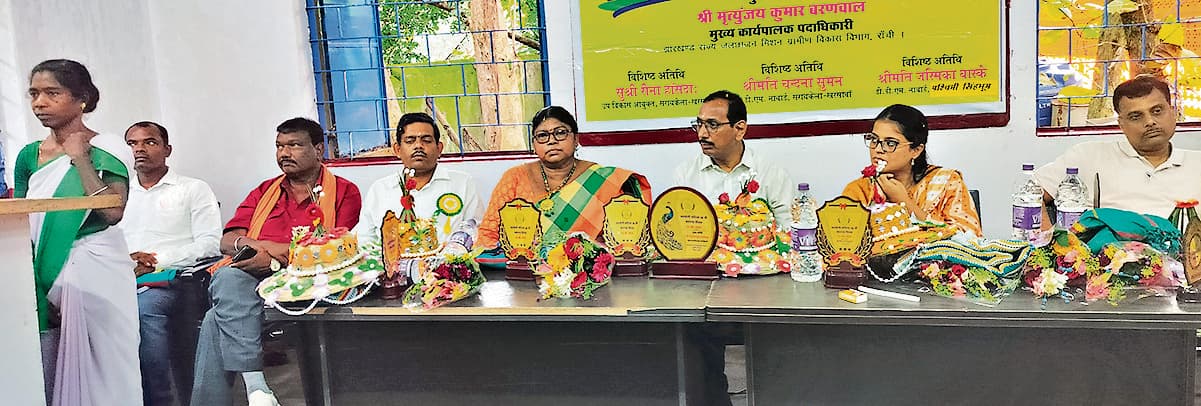 Seraikela Kharsawan News : संस्था से जुड़ महिलाएं बन रहीं आत्मनिर्भर