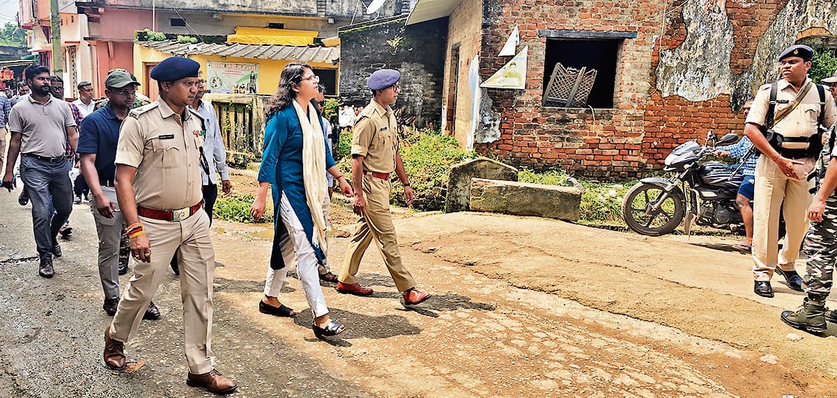 Chaibasa News : पूजा से पहले साफ-सफाई और सुरक्षा पर फोकस