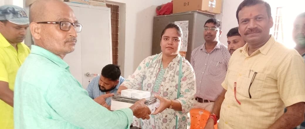 विद्यालयों में विद्यार्थियों को पढ़ाने के लिए मिला टैब