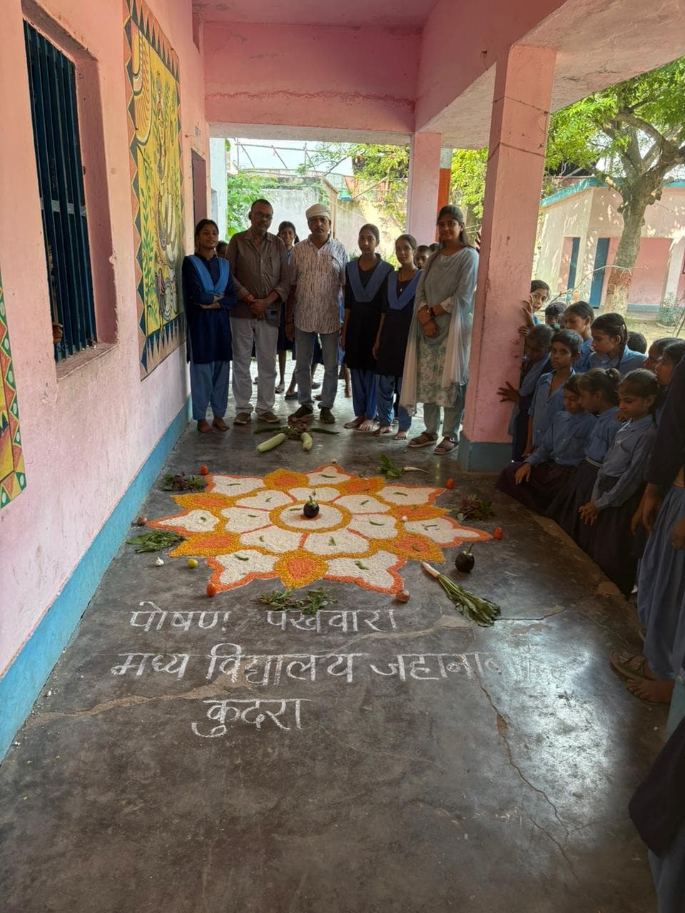 पोषण पखवारा : स्कूली छात्राओं ने बनायी आकर्षक रंगोली