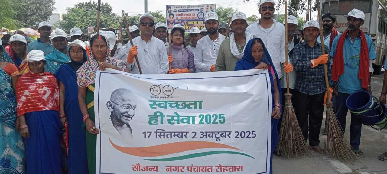 जनप्रतिनिधियों के साथ अधिकारी झाड़ू लेकर सड़क पर उतरे