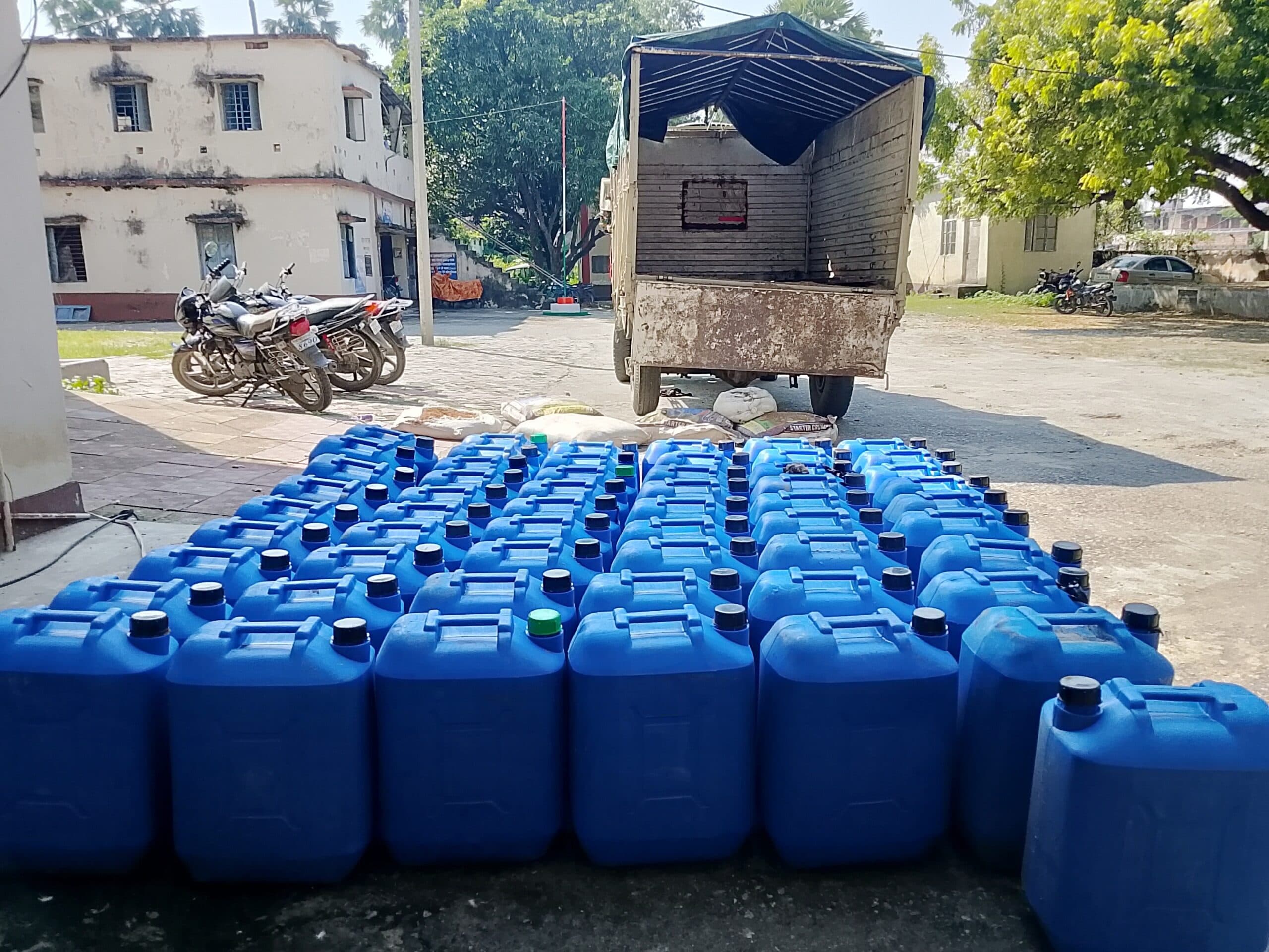 पिकअप से 2200 लीटर स्पिरिट बरामद, प्राथमिकी दर्ज