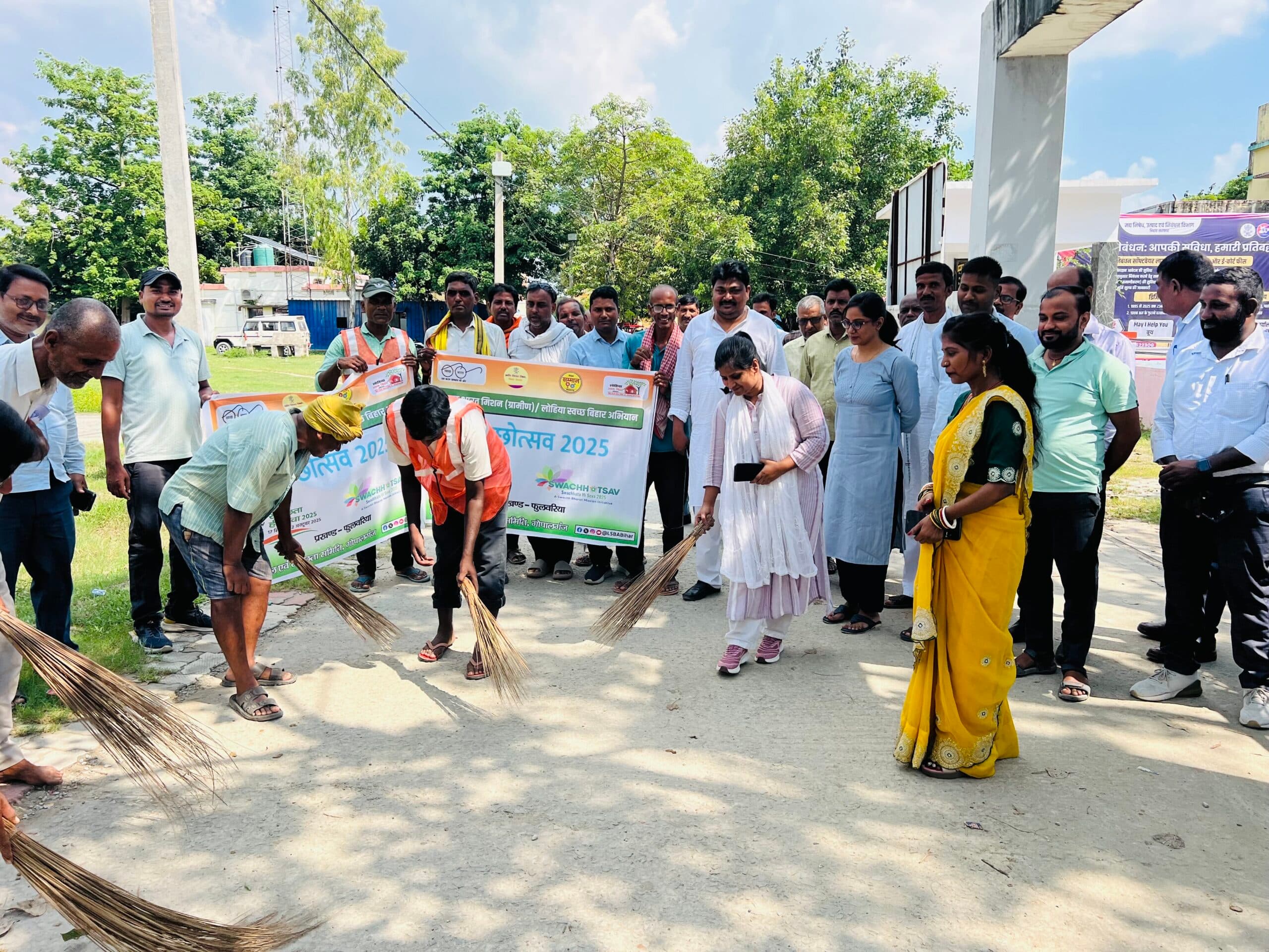 फुलवरिया व मांझा में अधिकारियों-कर्मियों ने श्रमदान कर दिया स्वच्छता का संदेश