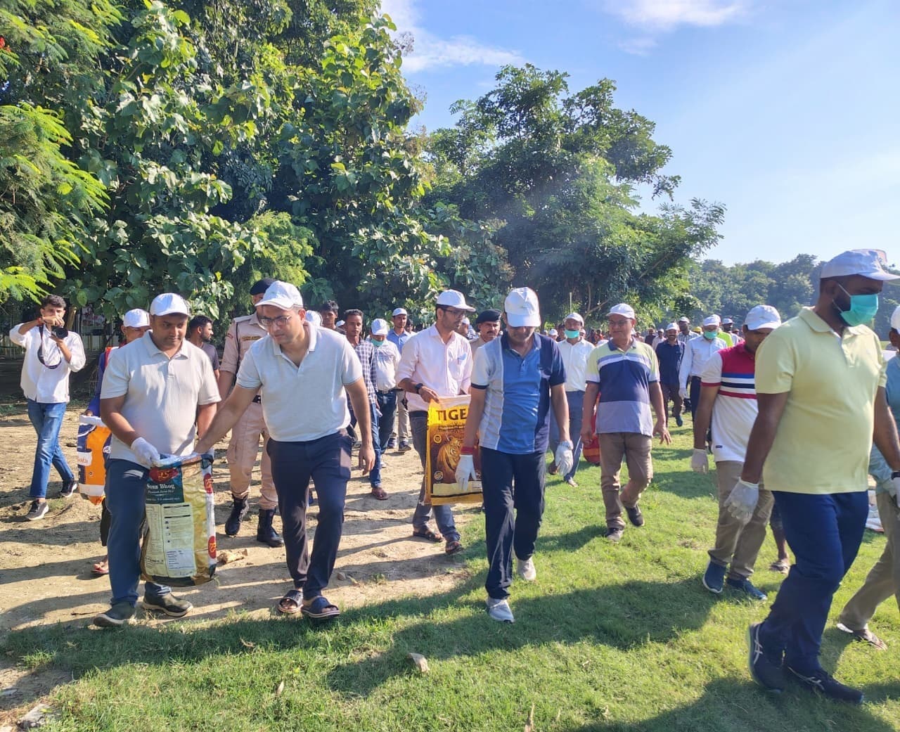 Motihari : डीएम सहित जिला प्रशासन के अधिकारियों ने की गांधी मैदान की सफाई